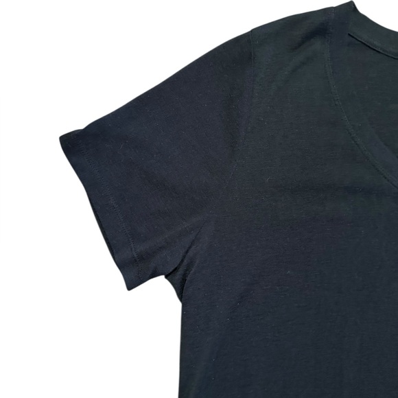GAP black short sleeved v-neck T-shirt size Large - Picture 2 of 5